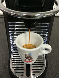 Flusso di capsule Nespresso in tazza